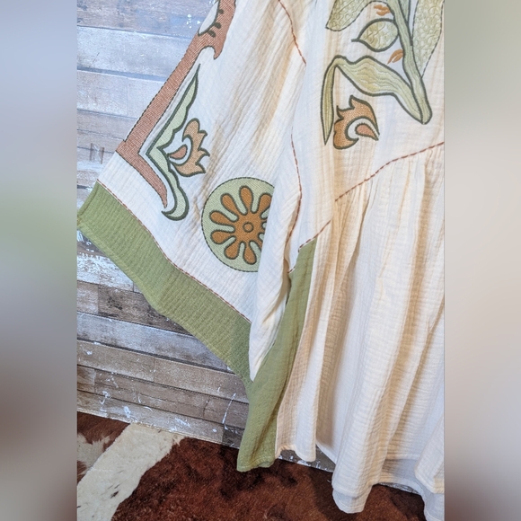 NWT Easel Green And Natural Boho Embroidered Wide Sleeve Tunic - Picture 6 of 16